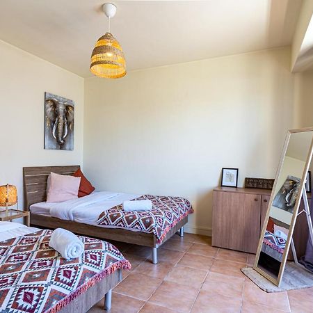 Celine'S 2 Bedrooms Apartment In Larnaca Center Exteriör bild