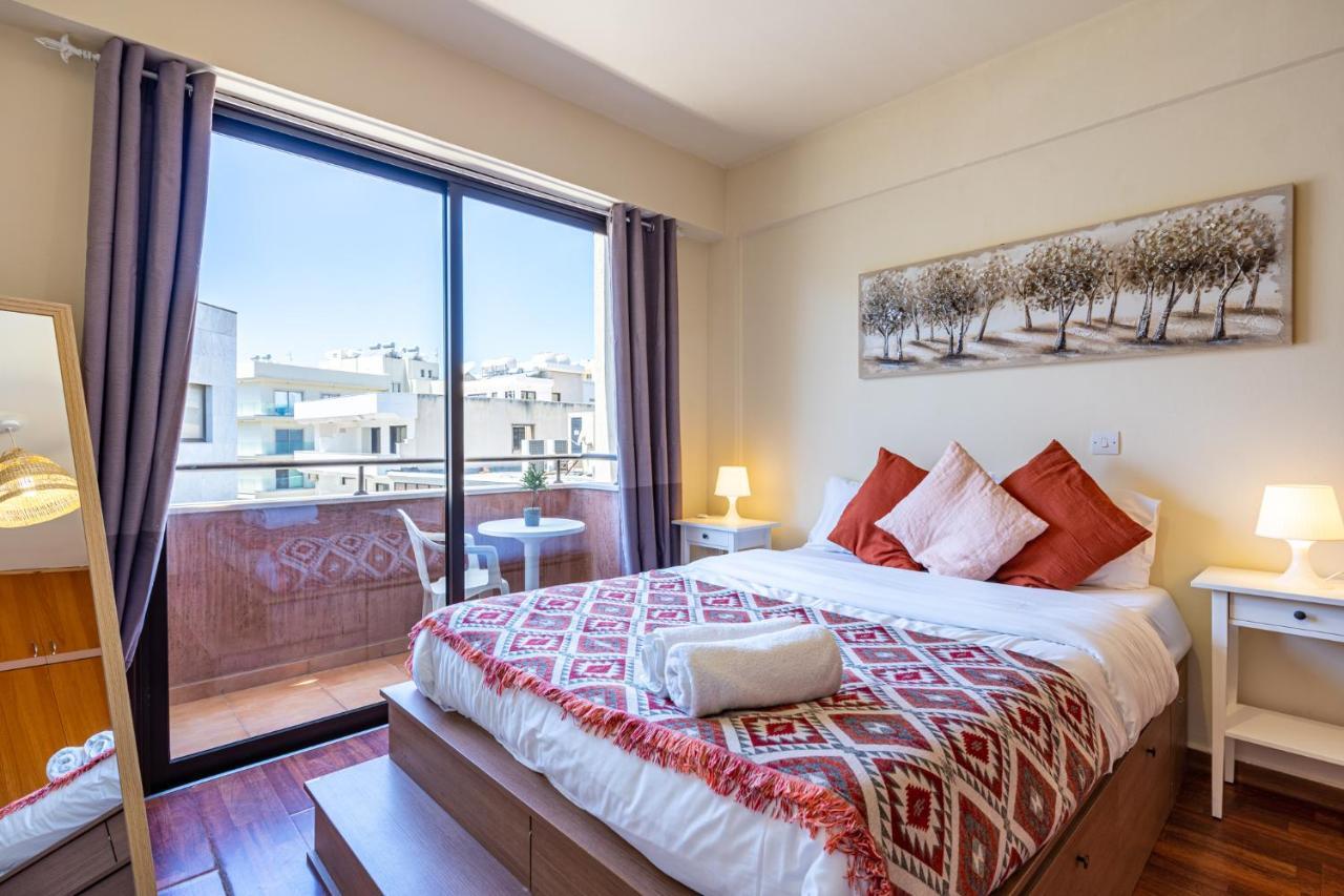 Celine'S 2 Bedrooms Apartment In Larnaca Center Exteriör bild