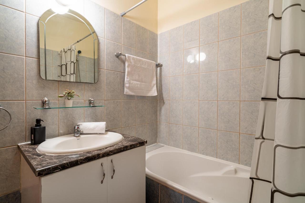 Celine'S 2 Bedrooms Apartment In Larnaca Center Exteriör bild