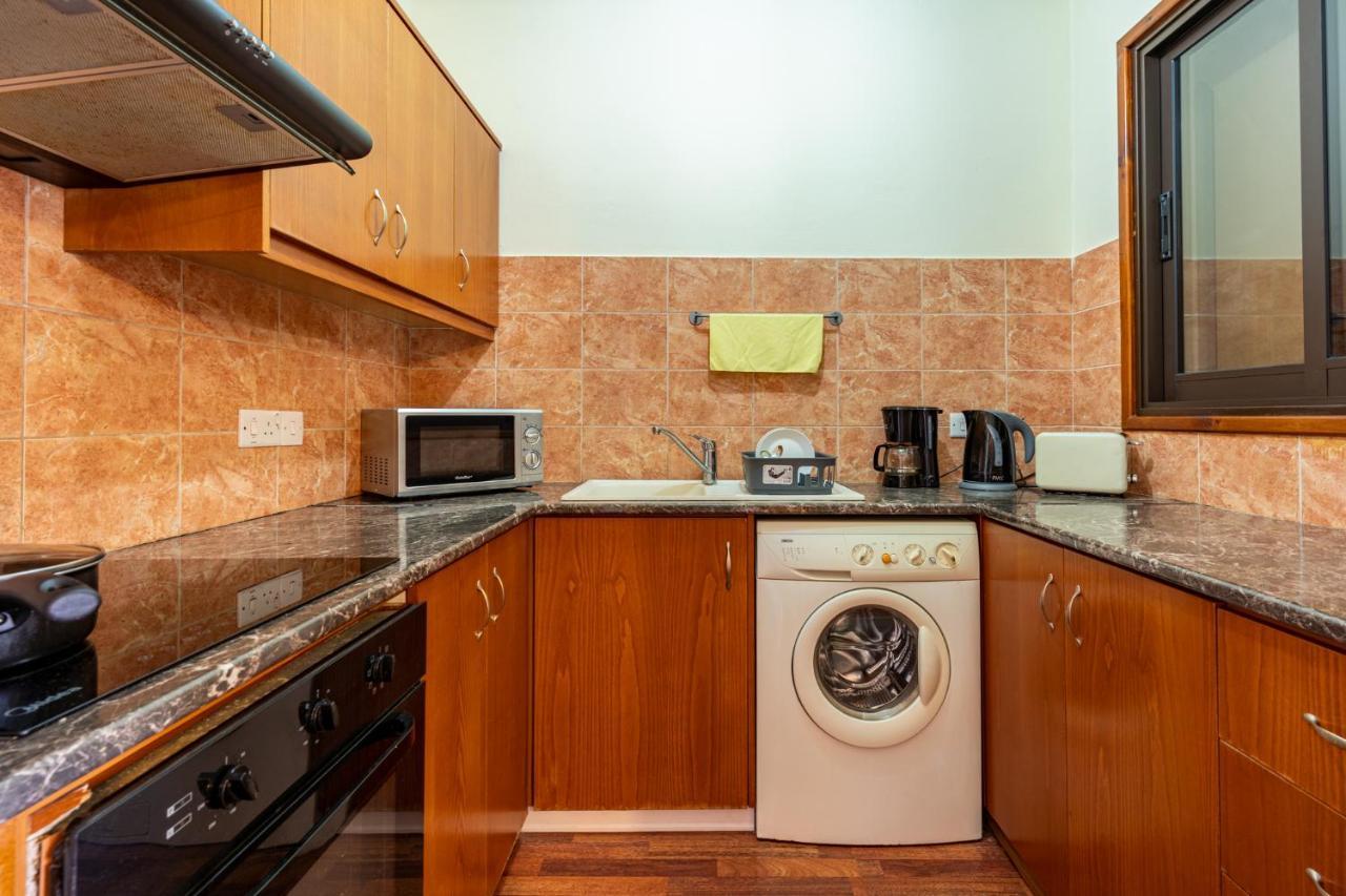 Celine'S 2 Bedrooms Apartment In Larnaca Center Exteriör bild